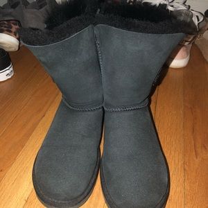 Black short Ugg boots